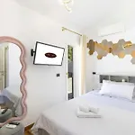Luxury Seaside Near Cagliari 度假居 *