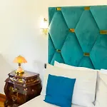 Luxury Seaside Near Cagliari 度假居 *